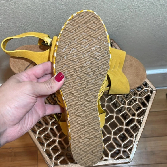 Zodiac Women's Paola wedge Sandal, Yellow, size 9M - Picture 4 of 6